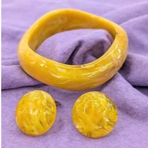 VTG Yellow Marbled Bracelet and Earrings Set Lucite Wavy Bangle Clip On Pop Art